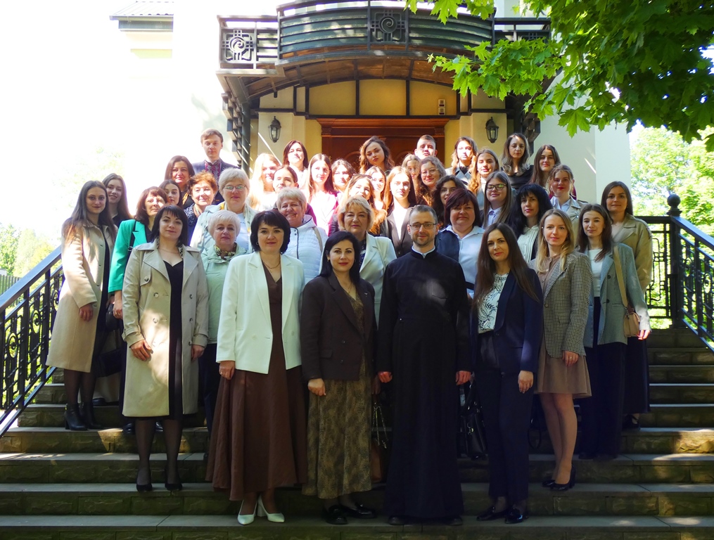   Біля Храму Святої Софії Премудрості Божої.jpg